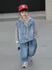 Conjunto de Três Peças de Colete Jeans para Meninos Primavera e Outono Estilo Coreano Roupa Estilosa e Descolada Infantil para Meninos Jovens