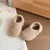 Zapatos de Algodón de Dos Vías Estilo Coreano para Niñas 2026 Nuevo en Invierno Acolchado Cálido Suela Suave Zapatos Peludos Pantuflas de Algodón de Dos Vías Modernos