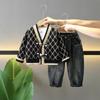 Conjunto de Roupa Masculina para Primavera e Outono 2026 Novo Estiloso Moda Bebê Suéter Conjunto de Três Peças Jeans Fresco e Estiloso para Crianças Pequenas