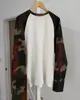 Camiseta Raglán de Manga Larga con Parches Camuflaje Patchwork Estilo Callejero Vintage, Corte Holgado, Estampado de Letras Rojas, Top de Marca Tendencia, Venta al por Mayor para Hombres y Mujeres