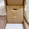 [Aço Titânio] Micro-incrustado luz de luxo zircônia cruz requintado micro-incrustado colar mulheres moda tendência clavícula cadeia fabricantes