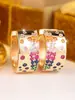 Hebilla de Pendiente de Diamante de Color Personalidad Retro de Lujo Ligero Pendientes de Zirconia Arcoíris Gradiente Versión Ancha Dorada para Mujer