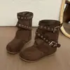 Calças de bota da moda com forro de fleece para mulheres, apresentando um design de cinto retrô, novas botas com fivela de camurça e um visual quente e estiloso para o outono e inverno de 2026