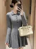 Vestido de punto cálido, ajustado y adelgazante para otoño, estilo nuevo, adecuado para figuras petite, colores gris y burdeos