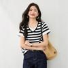 2025 Nuevo Verano Moda Coreana Rayas Diseño Falso de Dos Piezas Manga Corta Cuello en V Hombro Derecho Camiseta Tejido de Punto para Mujer