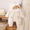 Macacão de outono para bebê, design novo e adorável, doce e fofo, macacão de camada dupla, adequado para celebrações de 100 dias e primeiros aniversários, de manga comprida, para primavera e outono
