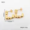 Fábrica al por mayor Estilo Retro Color Acero de Titanio Conservación del Color Aro Clásico Liso Pendientes con Diseño en Relieve Pendientes de Aro de Nicho de Moda para Mujer