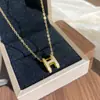 Colar Clássico de Trevo de Quatro Folhas em Aço Titânio Japonês e Coreano da Moda para Mulheres, Elegante e Luxuosa Corrente de Clavícula com Zircônia, Acessório Versátil Exquisito