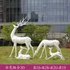 Escultura geométrica de veado pintada em fibra de vidro para exterior, adequada para pátios, parques, gramados residenciais e decorações de paisagismo com animais.