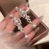 Brincos de Pérola Redonda com Agulha de Prata, Tarraxas de Orelha Estilo Corte Vintage, Brincos Exquisitos Versáteis de Alto Padrão com Design Único