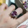 Funda trasera Cielo Estrellado Corte Rosa Seco Juego de Tres Piezas Diamante Completo Lazo Anillo Abierto Pendientes Colgantes de Temperamento para Mujer traje