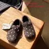 Sapatos Infantis QQO 2026 Estilo Novo de Inverno Estilo Japonês Sapatos Birkenstock de Bolinhas para Meninas Veludo Extra Quente Solado Macio Sapatos de Pelo