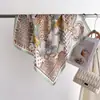 Bufanda de Seda con Estampado Salvaje de Moda Bufanda Cuadrada Chal de Alto Nivel Bufanda Cuadrada Pequeña Versátil Profesional Bufanda para Mujer