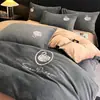 Conjunto de Roupa de Cama de Veludo de Leite Quatro Peças Inverno Veludo Coral Espessado Folha de Cama Outono e Inverno Capa de Edredom Saia de Cama Conjunto de Três Peças Roupa de Cama