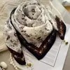 Bufanda Cuadrada de Terciopelo Dorada Pequeña con Hebilla Magnética de Moda 70 Cuadrada para Mujer Bufanda de Seda Pequeña con Hebilla Magnética de Nicho Perezoso Venta al por Mayor desde Fabricante