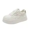 Sapatos casuais femininos para estudantes, tênis brancos de sola grossa, estilo outdoor confortável 2026, tênis da moda de cano baixo para outono, cor cáqui