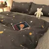 Conjunto de Cama de Quatro Peças Roupa de Cama para Dormitório Estudantil Capa de Edredom Luxo Leve Lençol de Cama Estilo Ins com Algodão Simples e Fashionável Conjunto de Três Peças para Homens e Mulheres
