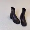 Botas curtas femininas de bico quadrado, solado grosso e forradas com fleece, novos modelos de inverno 2026, botas estilo Martin de salto alto plataforma, botas francesas de corte slim