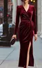 Outono/Inverno 2026 Vestido de Veludo Elegante e Sexy com Decote em V Profundo, Cintura Marcada, Fenda, Manga Longa Assimétrica, Vestido de Festa para Mulheres