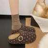 Sapatos femininos de moda Boken versáteis de outono com sola grossa estilo novo 2026 confortáveis retrô com bolinhas biqueira chinelos de meio chinelo com fivela de couro