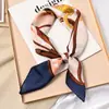Pañuelo cuadrado pequeño de 70x70cm pañuelo de seda para mujer Primavera Otoño Invierno combinación con camisa decoración profesional pañuelo protector del cuello pañuelo fino