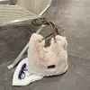 Bolsa tote de pelúcia da moda outono e inverno estilo coreano transfronteiriça para mulheres, nova bolsa de ombro elegante de grande capacidade, bolsa de ombro para o dia a dia