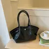 Bolsa Tote para o Trabalho Feminina 2026 Nova Verão Toque de Luxo Leve Nicho Retrô Versátil Grande Capacidade Bolsa de Ombro