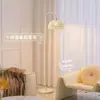 Luminária de chão cor creme estilo francês para sala de estar ao lado do sofá, luminária de pé de cabeceira para quarto, popular em pousadas online, com trama de rattan