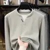 Moletom Falso de Duas Peças com Gola Tesoura Estilo Old Money para Homens, Novo Outono 2026 Manga Longa Casual Camada Base Tricô Masculino