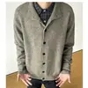 Retro estilo japonés, estética de viejo dinero, cárdigan de punto con cuello alto, color liso, diseño simple de botones, top suéter versátil y casual para hombre