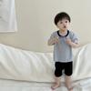 Conjunto infantil de camiseta e shorts de manga curta com contraste de cores, roupa fina coreana para crianças de verão 2025, roupa de verão para bebês e meninos