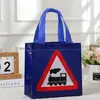 Saco de embalagem para presente com tema de trem de desenho animado, saco de tecido não tecido, bolsa tote para presente de festa com placas de trânsito atacado