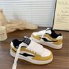 Nuevas Zapatillas de Mujer Otoño 2025 Nicho Diseño Original Letra Mocasines Amarillo Claro Zapatos Casuales Versátiles para Mujer