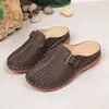 Pantuflas de mujer de talla grande para cruzar fronteras, nuevo estilo europeo y americano de verano 2026, con punta cerrada, hebilla metálica, huecas, de color liso.