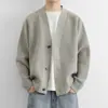 Elegante cárdigan de punto con cuello en V para hombre, chaqueta suéter de color liso simple estilo coreano para otoño e invierno para jóvenes y hombres