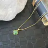 Collar de Trébol de Cuatro Hojas Verde Esmeralda, Lujo Accesible, Colgante Versátil y de Alta Gama, Cadena para Clavícula Elegante y de Moda para Mujer, Collar de Diseño Personalizado
