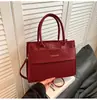 Bolso Cruzado de Hombro Simple de Moda de Nicho para Mujer Nueva Temporada 2026 Bolso de Mano Versátil Elegante Retro