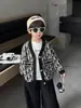 Cardigan de Tricô Vintage com Letras para Meninos Primavera e Outono Estilo Coreano Suéter Casual Estiloso Infantil para Meninos Jovens Roupa de Comércio Exterior