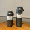Botella de agua deportiva para exteriores TYESO para hombres y mujeres, taza aislada de gran capacidad con asa conveniente, taza portátil