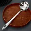 Cuchara separadora de aceite de acero inoxidable, una herramienta de cocina creativa para separar el aceite de la sopa, una cuchara de mango largo de uso doméstico para filtrar el aceite de sopas espesas y una cuchara para escurrir el aceite para olla caliente