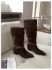 2025 Nuevas Botas de Caña Alta con Hebilla Trenzada y Punta Fina, Tacón Grueso, Aspecto Adelgazante de Gamuza, Botas de Caballero para Otoño e Invierno