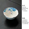 Taza de té de porcelana azul y blanca pintada a mano con esmalte debajo, featuring un pez jugando con una flor de loto, una nueva taza de té kung fu de estilo chino