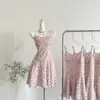 Vestido de tirantes floral rosa fresco 2026 Verano Nuevo Estilo Cintura ceñida que realza la figura Falda corta ajustada al cuerpo para mujer