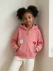 Nuevo Abrigo Infantil de Otoño Estilo Europeo y Americano con Capucha y Cremallera Chaqueta para Niñas Aplicación de Flor de Algodón Tejida Sudadera para Bebé