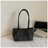 Bolsa Tote Grande Capacidade para Deslocamento Diário Feminina 2025 Nova Outono Retro Fosco Temperamento Ombro Único Bolsa de Axila