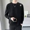 Moletom masculino para primavera e outono, top bordado da moda, camiseta estilosa de manga longa com gola redonda, novo modelo 2026, camiseta de base