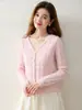 Suave cárdigan de cachemira con cuello en V estilo francés para mujer, con botones de perla, diseño de punto trenzado de doble hebra y una versátil chaqueta suéter para invierno.