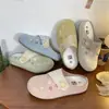 Lenço de Cabeça com Bordado de Flores de Nicho Meia-Sapatilhas Roupa Externa Feminina Verão 2026 Novidade Preguiçosa Slip-On Sapatos Birkenstock