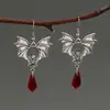 Brincos Góticos Punk Escuros Cruzados Europeus e Americanos com Morcego Preto e Cristal Vermelho para Mulheres Brincos de Halloween para Mulheres