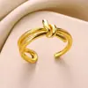 Europa y Estados Unidos anillo geométrico de gota de agua transfronterizo nuevo anillo chapado en oro para hombres y mujeres anillo de doble nudo fabricantes al por mayor